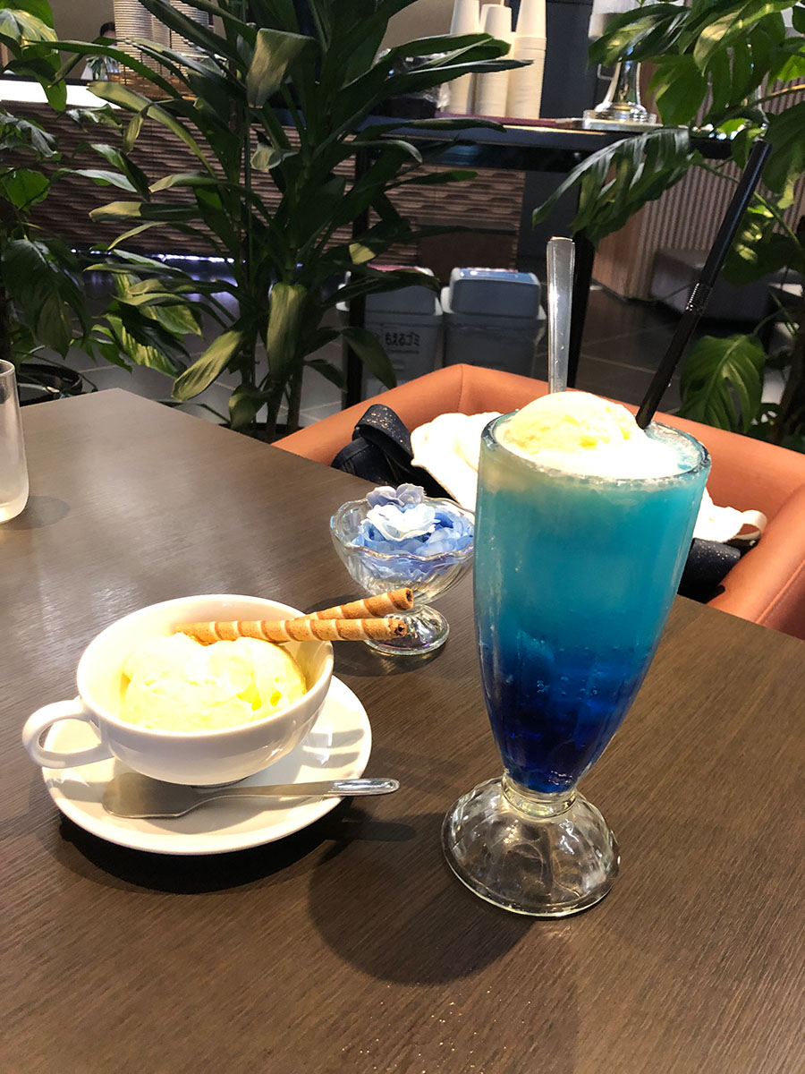 カフェにて