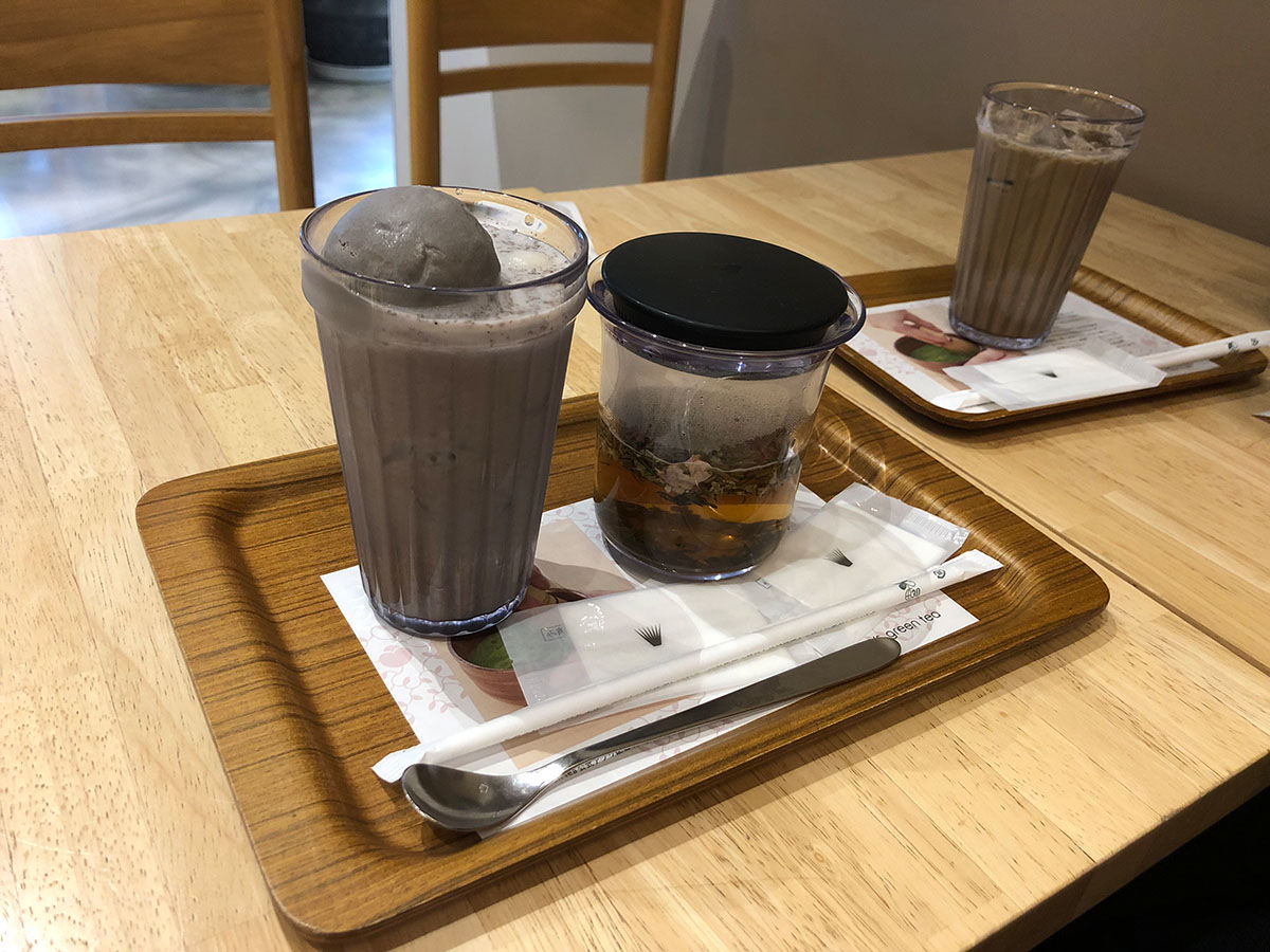 カフェにて